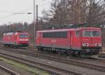 eisenbahn/41199/155-213-und-185-073-am 155 213 und 185 073 am 20.11.09 in Kreuztal. Die 185er wird gleich einen Gterzug in Richtung Hagen bespannen.